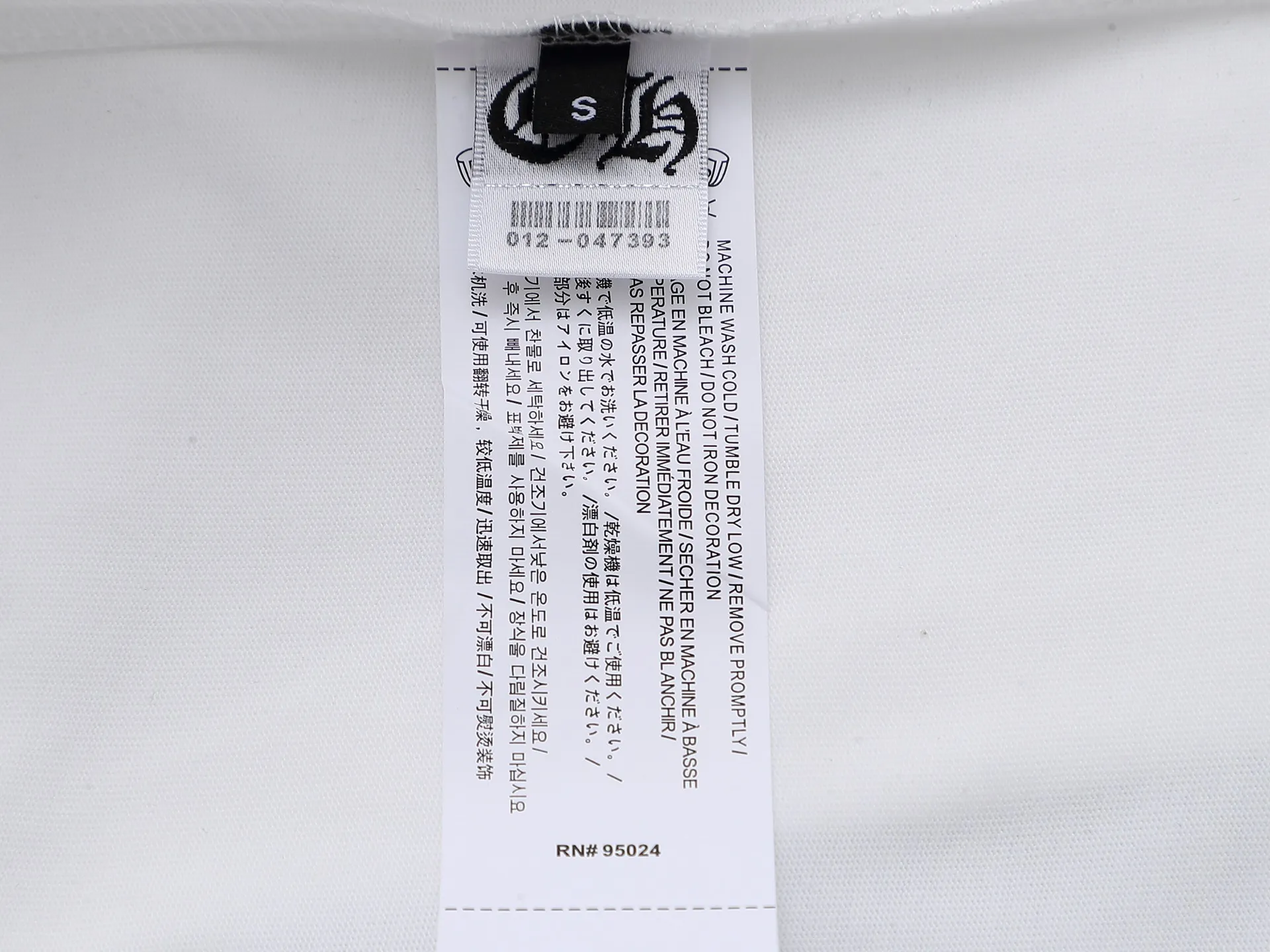 P170 280g exclusive version] Chro*e Hets 𝟐𝟎𝟐5 Spring and Summer Washed Hollow Three-dimensional Embroidery + Three-dimensional Stitch High-density Embroidery Round Neck Short Sleeves 2025SS latest short sleeves adopt the inherited Wash-water Hollow Three-dimensional Embroidery + Three-dimensional Stitch Embroidery is a form of high-density embroidery. Hollow embroidery. The good embroidery areas will protrude to form three-dimensional embroidery. To make the embroidery pattern clear, novel and layered, hollow embroidery uses high temperature to separate the hot-melt adhesive film from the cut pieces to obtain the finished embroidery product. After embroidery, high-temperature washing is performed to dissolve the padded foam glue to form a hollow center, showing a soft three-dimensional feel. The hand feels very soft and light!  Three-dimensional needle-stitching high-density embroidery, the stitching has a strong sense of line and three-dimensionality, the stitching is vivid and lively, and the coverage is also good. Three-dimensional needle-stitching embroidery technology is a brand-new embroidery technology that combines traditional embroidery technology with modern color concepts to create amazing artistic effects. This technology can instantly dye a white thread to create a natural color transition, giving your work a colorful effect. Whether it is flowers, animals or abstract patterns, three-dimensional needle embroidery technology can make them lifelike, as if giving them vitality. In this era of pursuing personalization and uniqueness, three-dimensional needle embroidery technology makes embroidery more personalized and charming, making you the center of attention whether in formal occasions or daily wear. In addition, three-dimensional needle embroidery technology is also durable and waterproof, so you don’t have to worry about it fading or being damaged. In short, it is an innovative craft that perfectly combines art and fashion, making the work more beautiful, unique and precious. If you want to make yourself more personalized and charming, try this round neck short sleeve!  Washed hollow three-dimensional embroidery ➕ Three-dimensional needle-stitched high-density embroidery. The double embroidery process makes the whole dress show its exquisite craftsmanship. The retro and classic are vividly displayed on this dress! The front and back patterns of the clothes are all made of washed three-dimensional embroidery, showing a low-key and luxurious fashion sense from any angle. It is an outstanding and eye-catching classic style that stands out among many spring and summer new styles! The front and back patterns are completely combined, rich in layering, full of three-dimensionality, very soft to the touch, fashionable and classic. This short-sleeved shirt is both low-key and has a rock style that is unique to Crowe. It is avant-garde and retro. The two styles are displayed on the same piece of clothing, colliding with unique creative sparks. It can be said to be avant-garde, full of personality, fashionable and versatile, and the same style for male and female couples! An excellent hit! Creative design, double embroidery, excellent craftsmanship, exquisite details and first-class feel! An excellent hit! It is made of 280 grams of double yarn and double ply dust-free imported pure cotton fabric. It has been washed and high-temperature shaped and pre-shrunk. The fabric is comfortable and breathable. It will not shrink after repeated washing. The fabric has a high-end and exquisite texture and a first-class feel! High-density embroidery has good firmness and is not easy to fall off! The detail processing is 100% perfect. It looks great no matter how you match it with various styles. High weight and high quality. Exclusive version. Non-market ordinary version. Enlarge real shot details. Instant sale of all versions. Compare at will. Quality is absolutely guaranteed. A must-have for fashionistas. Control it at will. Definitely one for everyone. A must-have for men and women couples! The most 🆕first release, the exclusive first release, the same style for men and women, classic, simple and versatile, and the quality is unquestionable!  Chrome Hearts is a famous Hollywood luxury brand founded by Richard Stark in 1988 with unique design style! The design style combines rock punk, street hip-hop and other low-key luxury styles. It adheres to pure handcrafting and exquisite design, so its value as a work of art has far exceeded the meaning of jewelry.  Color: Black White Size: S M L XL